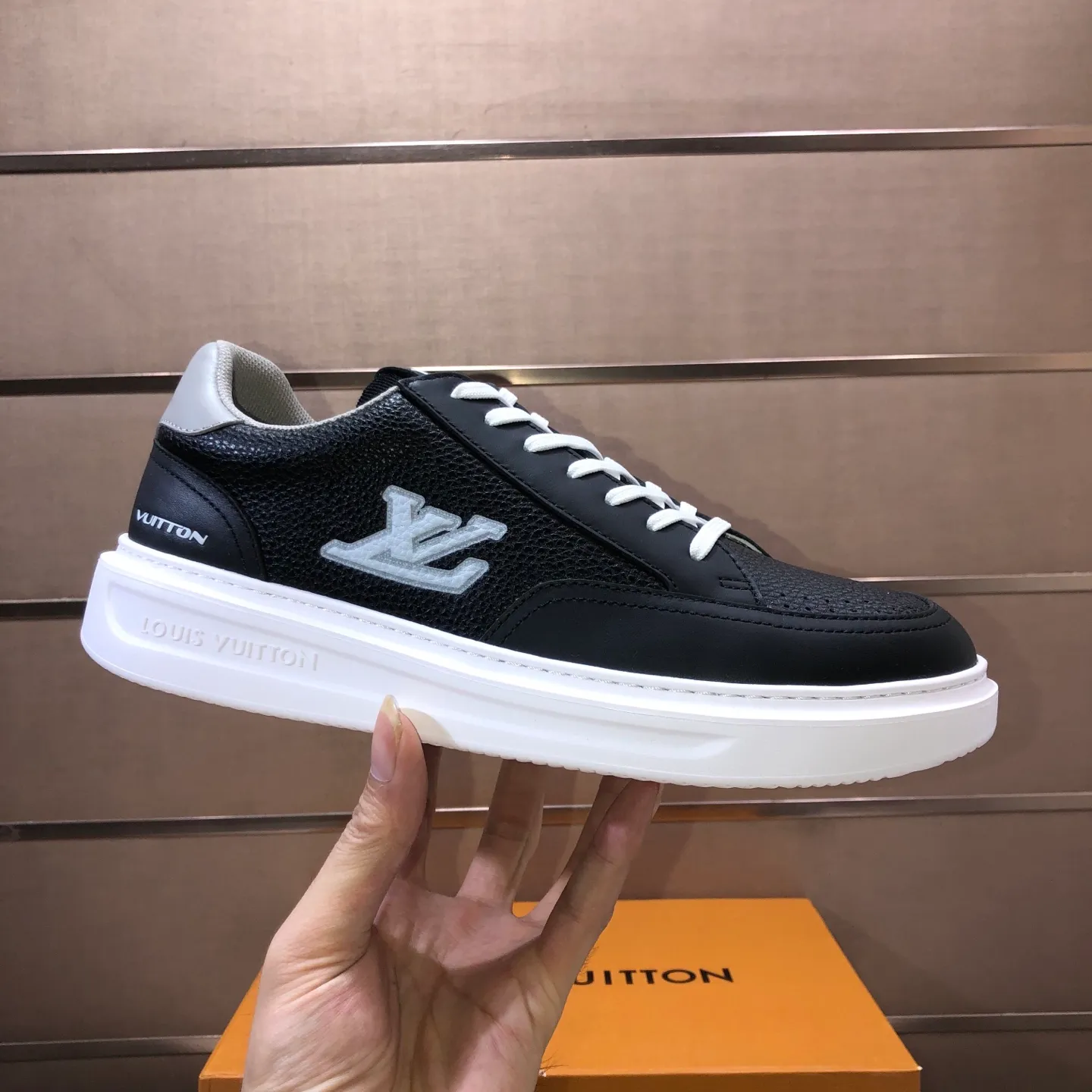 Factory batch 640💰original development, quality shipment, welcome to compare - LV sneaker series sports shoes introduce the loose silhouette of the ready-to-wear series into the spring and summer men's wear shows and make an eye-catching appearance. The cow leather upper is combined with rough fabric laces, and colorful beading highlights the brand's classic elements. LV letters mark the tongue and Monogram floral outsole. Mixed materials Made of top-grain cowhide, thick shoelace design, large Monogram print on the side, mesh lining and cotton feet, the comfort is as extreme as ever, premium heritage, quality first, worth owning! Size: Men’s 38-45 (45 is custom-made and cannot be returned or exchanged)